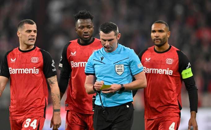 Schiedsrichter Michael Oliver (ENG) Gestik Geste Granit Xhaka Bayer 04 Leverkusen (34) Edmond Tapsoba Bayer 04 Leverkusen (12) Jonathan Tah Bayer 04 Leverkusen (04) FC Bayern Muenchen FCB vs Bayer 04 Leverkusen B04 Achtelfinale Hinspiel 05.03.2025 DFL REGULATIONS PROHIBIT ANY USE OF PHOTOGRAPHS AS IMAGE SEQUENCES AND OR QUASI-VIDEO FC Bayern Muenchen FCB vs Bayer 04 Leverkusen B04