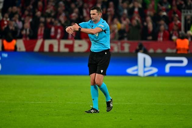 GER, Bayern, Muenchen, Fussball, FC Bayern Muenchen - Bayer 04 Leverkusen, in der Allianz Arena, Muenchen, Champions League, Achtelfinale, 05.03.25, v.l. Michael Oliver (Schiedsrichter), Entscheidung, Elfmeter, VAR, Karte DFL DFB regulations prohibit any use of photographs as image sequences and or quasi-video, Copyright: HMB-Media MichaelxNibel