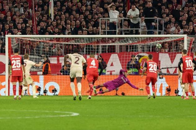 Tor von Harry Kane (FC Bayern Muenchen 9) per Elfmeter zum 3:0, FC Bayern Muenchen vs. Bayer 04 Leverkusen, Fussball, Champions League, Achtelfinale, Hinspiel, 05.03.2025 Muenchen Bayern Deutschland