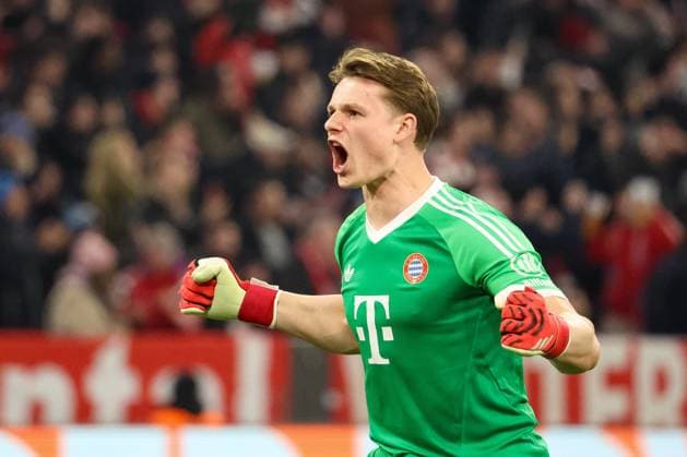 Jubel von Jonas Urbig (FC Bayern Muenchen 40) nach dem 3:0 durch Harry Kane, FC Bayern Muenchen vs. Bayer 04 Leverkusen, Fussball, Champions League, Achtelfinale, Hinspiel, 05.03.2025 Muenchen Bayern Deutschland