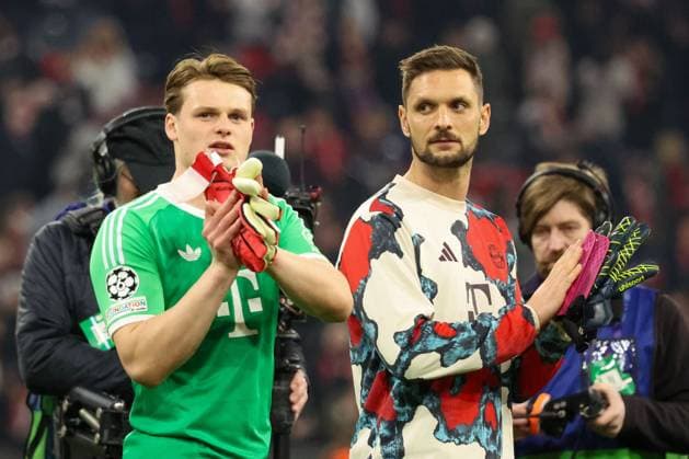 Sven Ulreich 26 (FC Bayern Muenchen) schaut enttaeuscht auf Jonas Urbig 40 (FC Bayern Muenchen) nach Spielende, FC Bayern Muenchen vs. Bayer 04 Leverkusen, Fussball, Champions League, Achtelfinale, Hinspiel, 05.03.2025 Muenchen Bayern Deutschland