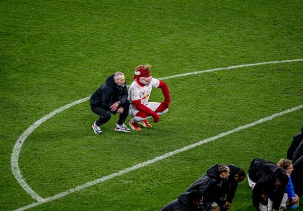Leipzigs Cheftrainer Trainer Coach Marco Rose und Maskottchen Bulli beim Schlussjubel. Fussball DFB Pokal, Viertelfinale: RB Leipzig - VfL Wolfsburg 1:0. 26. Februar 2025: Leipzig, Red Bull Arena. RB Leipzig - VfL Wolfsburg 1:0