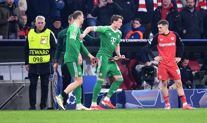 FUSSBALL CHAMPIONS LEAGUE SAISON 2024 2025 Achtelfinal Hinspiel FC Bayern Muenchen - Bayer 04 Leverkusen 05.03.2025 Torwart Manuel Neuer (li, FC Bayern Muenchen) mit Torwart Jonas Urbig (re, FC Bayern Muenchen) Einwechslung