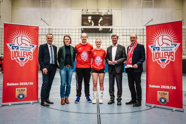Volleyball Frauen Pressetermin 1. Volleyball Bundesliga Frauen ETV Hamburger Volksbank Volleys 06.03.2025 v.l. Staatsrat Christoph Holstein, Julia Retzlaff (Geschäftsführerin Volleyball Bundesliga), Holger Schlawitz (Trainer ETV), Zoe Konjer (Kapitänin ETV), Thorsten Rathje (Vorstandssprecher Hamburger Volksbank), Frank Fechner (1. Vorsitzender ETV Hamburg) Stadt Sportstätte Bundesland Deutschland