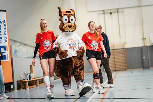 Volleyball Frauen Pressetermin 1. Volleyball Bundesliga Frauen ETV Hamburger Volksbank Volleys 06.03.2025 Vorstellung des neuen Logos, v.l. Anna Hartig ( 5, ETV Hamburg), Richy Reichhörnchen, Louisa Krams ( 17, ETV Hamburg) Stadt Sportstätte Bundesland Deutschland