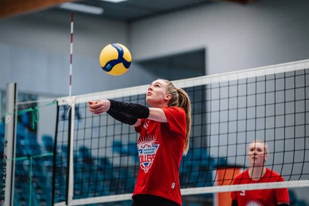 Volleyball Frauen Pressetermin 1. Volleyball Bundesliga Frauen ETV Hamburger Volksbank Volleys 06.03.2025 Alexa Thaden mit dem neuen Logo auf dem T-Shirt Stadt Sportstätte Bundesland Deutschland