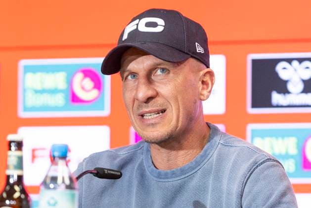 Sport Bilder des Tages Pressekonferenz 1. FC Köln, 06.03.2025 Gerhard Struber bei der Pressekonferenz des 1. FC Köln, am 06.03.2025, RheinEnergie-Stadion, Köln.