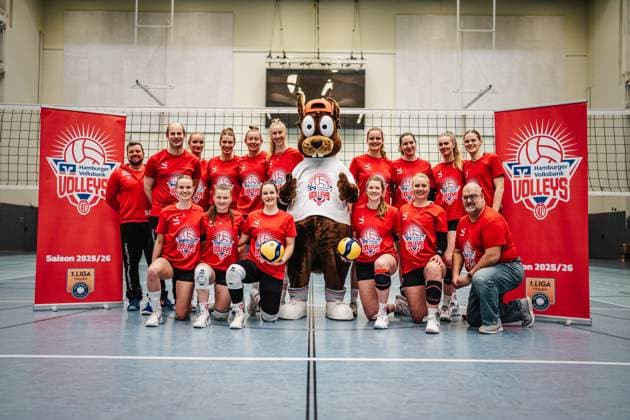 Sport Bilder des Tages Volleyball Frauen Pressetermin 1. Volleyball Bundesliga Frauen ETV Hamburger Volksbank Volleys 06.03.2025 Teamfoto ETV Hamburger Volksbank Volleys. Hintere Reihe von Links: Sergej Fink (Co-Trainer), Holger Schlawitz (Trainer), Maja Pahlke, Constanze von Meyenn, Leonie Körtzinger, Anna Hartig, Richy Reichhörnchen (Maskottchen), Lena Liegert, Maja Lange, Alexa Thaden, Svea Frobel. Vordere Reihe von Links: Zoe Konjer, Feli Clemann, Jana-Marie Meiser, Louisa Krams, Luise Klein, Matthias Krause (Co-Trainer, Scout) Hamburg CU-Arena Hamburg Deutschland