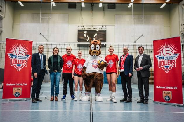 Volleyball Frauen Pressetermin 1. Volleyball Bundesliga Frauen ETV Hamburger Volksbank Volleys 06.03.2025 v.l. Staatsrat Christoph Holstein, Julia Retzlaff (Geschäftsführerin Volleyball Bundesliga), Holger Schlawitz (Trainer ETV), Zoe Konjer (Kapitänin ETV), Richy Reichhörnchen (Maskottchen), Leonie Körtzinger (ETV), Thorsten Rathje (Vorstandssprecher Hamburger Volksbank), Frank Fechner (1. Vorsitzender ETV Hamburg) Hamburg CU-Arena Hamburg Deutschland