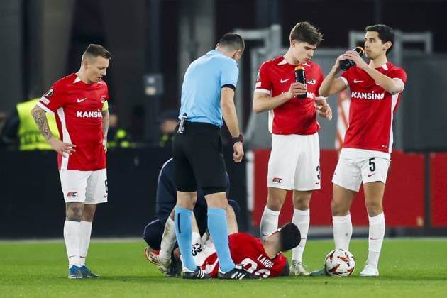 ALKMAAR - Injury to Mayckel Lahdo of AZ Alkmaar during the UEFA Europa League match between AZ Alkmaar and Tottenham Hotspur FC at the AFAS stadium on March 6, 2025 in Alkmaar, Netherlands. ANP KOEN VAN WEEL UEFA Europa League 2024 25 Round of 16 Second Leg 2024 25 xVIxANPxSportx xxANPxIVx 521710352 originalFilename: 521710352.jpg