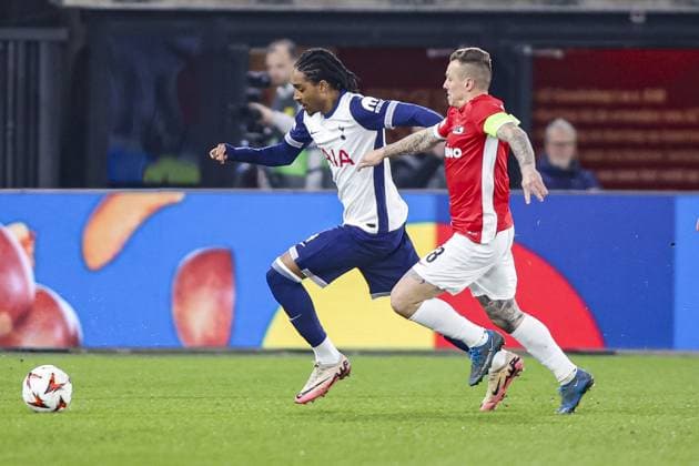 ALKMAAR - 06-03-2025, AFAS Stadium. UEFA Europa League, season 2024 2025 during the match AZ - Tottenham Hotspur. Tottenham Hotspur player Djed Spence and AZ player Jordy Clasie AZ - Tottenham Hotspur  x28188529x Copyright: