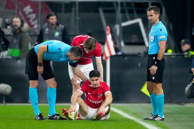 2025-03-06 AZ Alkmaar v Tottenham - UEFA Europa League 2024 25 Round of 16 First Leg ALKMAAR, NETHERLANDS - MARCH 6: Referee Rade Obrenovic and David Moller Wolfe of AZ Alkmaar check on Mayckel Lahdo of AZ Alkmaar during the UEFA Europa League 2024 25 Round of 16 First Leg match between AZ Alkmaar and Tottenham at AFAS Stadion on March 6, 2025 in Alkmaar, Netherlands. Alkmaar AFAS Stadion Netherlands Content not available for redistribution in The Netherlands directly or indirectly through any third parties. Copyright: xEdxvanxdexPolx