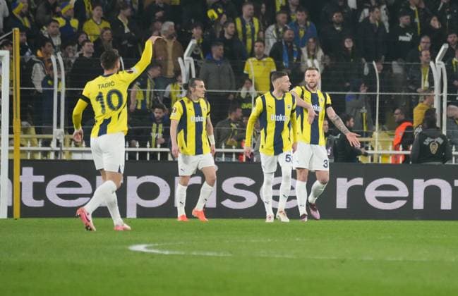 MÄ°lan Skriniar reacts to Sebastian Syzmanski of Fenerbahce SK during the UEFA Europa League 2024 25 Round of 16 First Leg match between Fenerbahce SK and Rangers FC at Ulker Sukru Saracoglu Stadium on March 6, 2025 in Istanbul, Turkey. Istanbul Turkey Copyright: xSeskimPhotox Fenerbahce-Rangers-060325 (46)