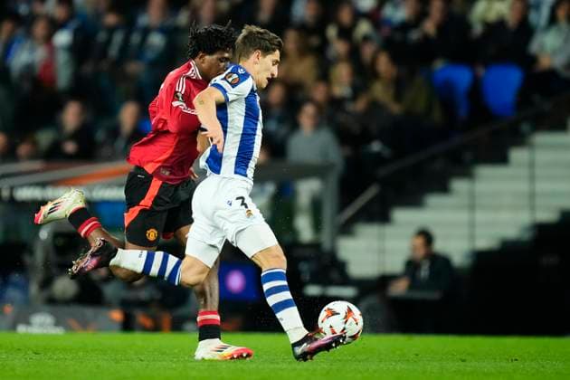 Real Sociedad de Futbol v Manchester United, ManU - UEFA Europa League 2024 25 Round of 16 First Leg Patrick Dorgu left-back of Manchester United and Denmark and Aihen Munoz left-back of Real Sociedad and Spain compete for the ball during the UEFA Europa League 2024 25 Round of 16 First Leg match between Real Sociedad de Futbol and Manchester United at Reale Arena on March 6, 2025 in San Sebastian, Spain. San Sebastian Basque Country Spain  Copyright: xJosexBretonx originalFilename:bretonhernandez-realsoci250306_npbSC.jpg