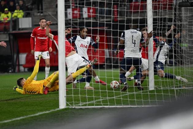 AZ Alkmaar v Tottenham Hotspur Europa League 06 03 2025. Tottenham Hotspur midfielder Rodrigo Bentancur (30) blocks AZ Alkmaar forward Troy Parrott (9) shot in a goal mouth scramble during the Europa League match between AZ Alkmaar and Tottenham Hotspur at AFAS Stadion, Alkmaar, Netherlands on 6 March 2025. Alkmaar AFAS Stadion Netherlands Editorial use only , Copyright: xSimonxTraylenx PSI-21572-0037