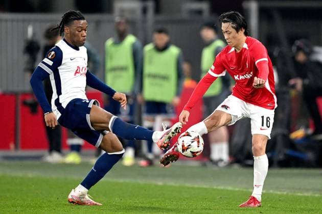 ALKMAAR - (l-r) Destiny Udogie of Tottenham Hotspur FC, Seiya Maikuma of AZ during the UEFA Europa League match between AZ Alkmaar and Tottenham Hotspur FC at AFAS stadium on March 6, 2025 in Alkmaar, Netherlands. ANP Hollandse Hoogte UEFA Europa League 2024 25 Round of 16 Second Leg 2024 25 xVIxANPxSportx xGerritxvanxKeulenxIVx 521715679 originalFilename: 521715679.jpg