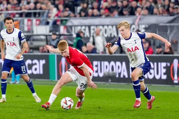 2025-03-06 AZ Alkmaar v Tottenham - UEFA Europa League 2024 25 Round of 16 First Leg ALKMAAR, NETHERLANDS - MARCH 6: Kees Smit of AZ Alkmaar battles for the ball with Lucas Bergvall of Tottenham during the UEFA Europa League 2024 25 Round of 16 First Leg match between AZ Alkmaar and Tottenham at AFAS Stadion on March 6, 2025 in Alkmaar, Netherlands. Alkmaar AFAS Stadion Netherlands Content not available for redistribution in The Netherlands directly or indirectly through any third parties. Copyright: xEdxvanxdexPolx