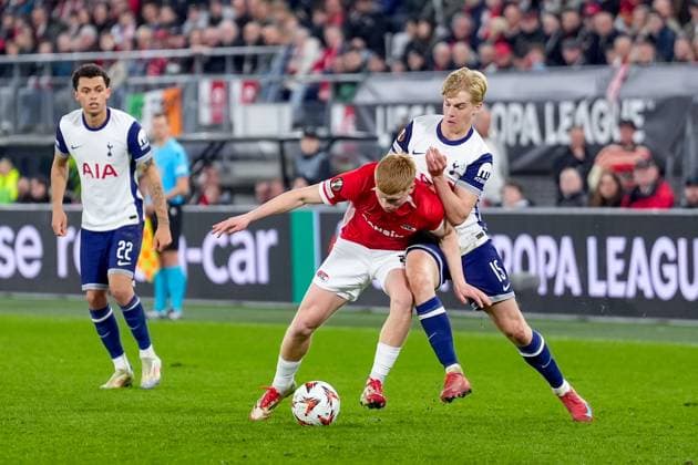 2025-03-06 AZ Alkmaar v Tottenham - UEFA Europa League 2024 25 Round of 16 First Leg ALKMAAR, NETHERLANDS - MARCH 6: Kees Smit of AZ Alkmaar battles for the ball with Lucas Bergvall of Tottenham during the UEFA Europa League 2024 25 Round of 16 First Leg match between AZ Alkmaar and Tottenham at AFAS Stadion on March 6, 2025 in Alkmaar, Netherlands. Alkmaar AFAS Stadion Netherlands Content not available for redistribution in The Netherlands directly or indirectly through any third parties. Copyright: xEdxvanxdexPolx