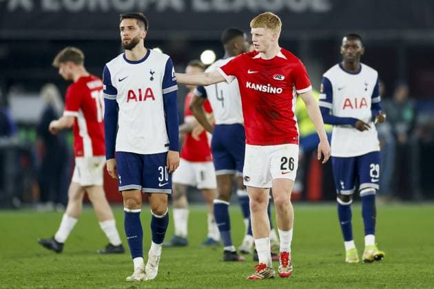 ALKMAAR - (l-r) Rodrigo Betancur of Tottenham Hotspur FC, Kees Smit of AZ Alkmaar during the UEFA Europa League match between AZ Alkmaar and Tottenham Hotspur FC at the AFAS stadium on March 6, 2025 in Alkmaar, Netherlands. ANP KOEN VAN WEEL UEFA Europa League 2024 25 Round of 16 Second Leg 2024 25 xVIxANPxSportx xxANPxIVx 521717955 originalFilename: 521717955.jpg
