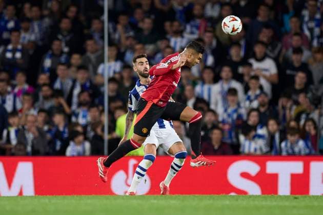 March 6, 2025, San Sebastian, Guipuzcoa, SPAIN: Brais Mendez of Real Sociedad competes for the ball with Carlos Henrique Francisco Casemiro of Manchester United, ManU during the UEFA Europa League 2024 25 Round of 16 First Leg match between Real Sociedad and Manchester United at Reale Arena on March 6, 2025, in San Sebastian, Spain. San Sebastian SPAIN - ZUMAa181 20250306_zaa_a181_086 Copyright: xRicardoxLarreinax
