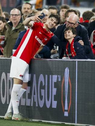 ALKMAAR - Wouter Goes of AZ Alkmaar with fans during the UEFA Europa League match between AZ Alkmaar and Tottenham Hotspur FC at AFAS stadium on March 6, 2025 in Alkmaar, Netherlands. ANP KOEN VAN WEEL UEFA Europa League 2024 25 Round of 16 Second Leg 2024 25 xVIxANPxSportx xxANPxIVx 521718387 originalFilename: 521718387.jpg