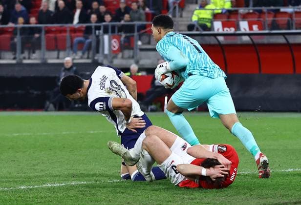 Dominic Solanke of Tottenham Hotspur competes for the ball with Rome-Jayden Owusu-Oduro AZ Alkmaar and in consequences leaves the pitch with possible injury AZ Alkmaar v Tottenham Hotspur, UEFA Europa League, Round of 16, First Leg, Football, AFAS Stadion, Alkmaar, Netherlands - 06 Mar 2025 EDITORIAL USE ONLY No use with unauthorised audio, video, data, fixture lists, club league logos or live services. Online in-match use limited to 120 images, no video emulation. No use in betting, games or single club league player publications. Copyright: xMichaelxZemanek Shutterstockx 15180150am