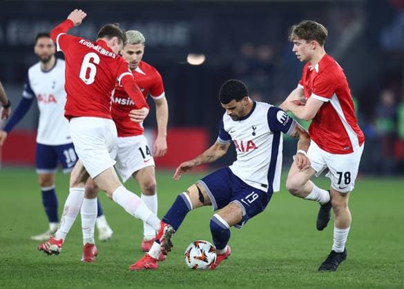 Dominic Solanke of Tottenham Hotspur competes for the ball with Sem van Duijn AZ Alkmaar and Peer Koopmeiners AZ Alkmaar AZ Alkmaar v Tottenham Hotspur, UEFA Europa League, Round of 16, First Leg, Football, AFAS Stadion, Alkmaar, Netherlands - 06 Mar 2025 EDITORIAL USE ONLY No use with unauthorised audio, video, data, fixture lists, club league logos or live services. Online in-match use limited to 120 images, no video emulation. No use in betting, games or single club league player publications. Copyright: xMichaelxZemanek Shutterstockx 15180150ap