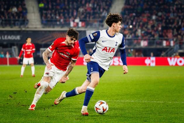 AZ Alkmaar forwarder Troy Parrot, Tottenham Hotspur player Archie Gray during the match AZ - Tottenham at the AFAS stadium for the UEFA Europa League - Round of 16 - 1st leg season 2024-2025 in ALKMAAR, Netherlands on 6 march 2025, (photo by Jules van Iperen EYE4images DeFodi Images)