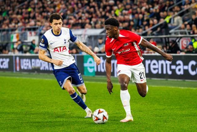 Tottenham Hotspur player Brennan Johnson, AZ Alkmaar forwarder Ernest Poku during the match AZ - Tottenham at the AFAS stadium for the UEFA Europa League - Round of 16 - 1st leg season 2024-2025 in ALKMAAR, Netherlands on 6 march 2025, (photo by Jules van Iperen EYE4images DeFodi Images)