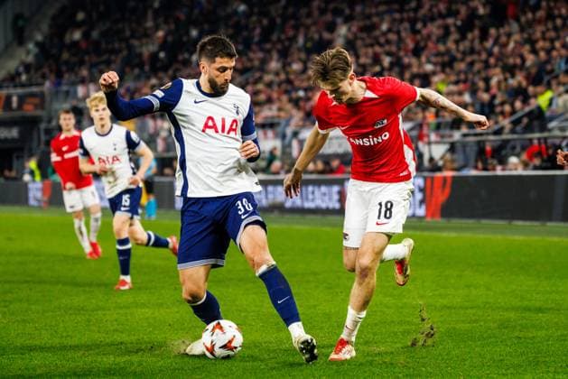 Tottenham Hotspur player Rodrigo Bentancur, AZ Alkmaar defender David Moller Wolfe during the match AZ - Tottenham at the AFAS stadium for the UEFA Europa League - Round of 16 - 1st leg season 2024-2025 in ALKMAAR, Netherlands on 6 march 2025, (photo by Jules van Iperen EYE4images DeFodi Images)