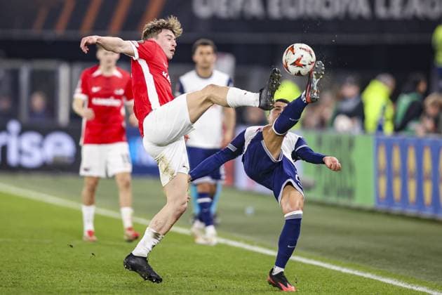ALKMAAR - 06-03-2025, AFAS Stadium. UEFA Europa League, season 2024 2025 during the match AZ - Tottenham Hotspur. AZ player Sem van Duijn and Tottenham Hotspur player Pedro Porro AZ - Tottenham Hotspur  x28189852x Copyright: