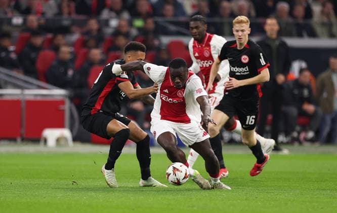 06.03.2025, Fussball UEFA Europa League, AFC Ajax Amsterdam - Eintracht Frankfurt, emonline, emspor, v.l., Tuta Lucas Silva Melo (Eintracht Frankfurt), Brian Brobbey (Ajax Amsterdam) DFL DFB REGULATIONS PROHIBIT ANY USE OF PHOTOGRAPHS AS IMAGE SEQUENCES AND OR QUASI-VIDEO. xdcx Copyright: HMBxMedia Claus