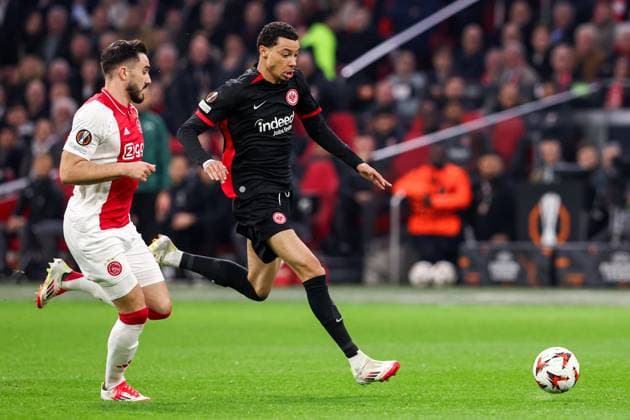 2025-03-06 AFC Ajax v Eintracht Frankfurt - UEFA Europa League 2024 25 Round of 16 First Leg AMSTERDAM, NETHERLANDS - MARCH 6: Josip Sutalo of AFC Ajax battles for possession with Hugo Ekitike of Eintracht Frankfurt during to the UEFA Europa League 2024 25 Round of 16 First Leg match between AFC Ajax and Eintracht Frankfurt at Johan Cruijff ArenA on March 6, 2025 in Amsterdam, Netherlands. Amsterdam Johan Cruijff ArenA Netherlands Content not available for redistribution in The Netherlands directly or indirectly through any third parties. Copyright: xBenxGalx