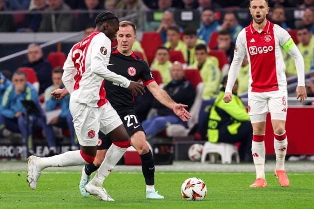 2025-03-06 AFC Ajax v Eintracht Frankfurt - UEFA Europa League 2024 25 Round of 16 First Leg AMSTERDAM, NETHERLANDS - MARCH 6: Jorthy Mokio of AFC Ajax battles for possession with Mario Götze of Eintracht Frankfurt during to the UEFA Europa League 2024 25 Round of 16 First Leg match between AFC Ajax and Eintracht Frankfurt at Johan Cruijff ArenA on March 6, 2025 in Amsterdam, Netherlands. Amsterdam Johan Cruijff ArenA Netherlands Content not available for redistribution in The Netherlands directly or indirectly through any third parties. Copyright: xBenxGalx
