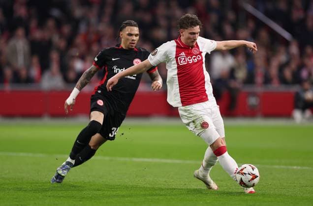06.03.2025, Fussball UEFA Europa League, AFC Ajax Amsterdam - Eintracht Frankfurt, emonline, emspor, v.l., Pharell Nnamdi Collins (Eintracht Frankfurt), Mika Godts (Ajax Amsterdam) DFL DFB REGULATIONS PROHIBIT ANY USE OF PHOTOGRAPHS AS IMAGE SEQUENCES AND OR QUASI-VIDEO. xdcx Copyright: HMBxMedia Claus