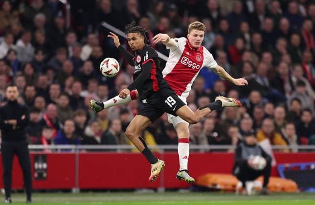 Sport Bilder des Tages 06.03.2025, Fussball UEFA Europa League, AFC Ajax Amsterdam - Eintracht Frankfurt, emonline, emspor, v.l., Jean-Matteo Bahoya (Eintracht Frankfurt), Anton Gaaei (Ajax Amsterdam) DFL DFB REGULATIONS PROHIBIT ANY USE OF PHOTOGRAPHS AS IMAGE SEQUENCES AND OR QUASI-VIDEO. xdcx Copyright: HMBxMedia Claus