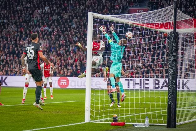 Fussball UEFA Europa League 2024 2025, Achtelfinale - Ajax Amsterdam vs. Eintracht Frankfurt - Johan Cruijff ArenA (Amsterdam, Niederlande): Kopfball Tor zum 1:0 in der 10. Minute durch Brian Brobbey (Ajax Amsterdam, 9), Kevin Trapp (Eintracht Frankfurt, 1) kann ihn nicht parieren. Copyright: xJOERANxSTEINSIEKx
