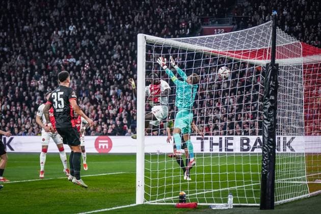 Fussball UEFA Europa League 2024 2025, Achtelfinale - Ajax Amsterdam vs. Eintracht Frankfurt - Johan Cruijff ArenA (Amsterdam, Niederlande): Kopfball Tor zum 1:0 in der 10. Minute durch Brian Brobbey (Ajax Amsterdam, 9), Kevin Trapp (Eintracht Frankfurt, 1) kann ihn nicht parieren. Copyright: xJOERANxSTEINSIEKx