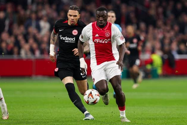 2025-03-06 AFC Ajax v Eintracht Frankfurt - UEFA Europa League 2024 25 Round of 16 First Leg AMSTERDAM, NETHERLANDS - MARCH 6: Brian Brobbey of AFC Ajax is challenged by Nnamdi Collins of Eintracht Frankfurt during the UEFA Europa League 2024 25 Round of 16 First Leg match between AFC Ajax and Eintracht Frankfurt at Johan Cruijff ArenA on March 6, 2025 in Amsterdam, Netherlands. Amsterdam Johan Cruijff ArenA Netherlands Content not available for redistribution in The Netherlands directly or indirectly through any third parties. Copyright: xHansxvanxderxValkx