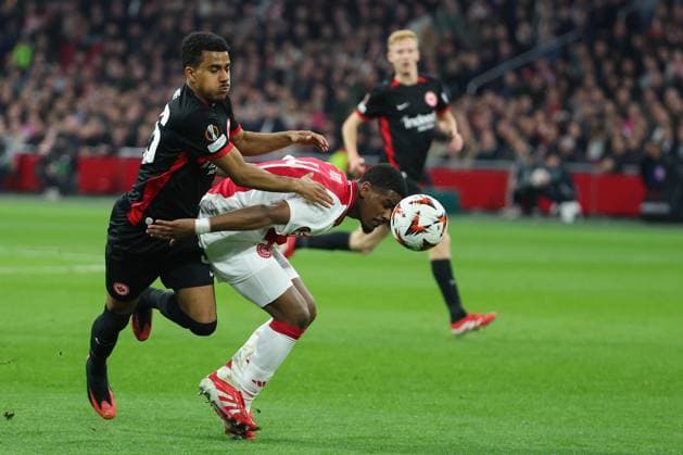 UEFA Europa League - Ajax Amsterdam - Eintracht Frankfurt am 06.03.2025 in der Johan Cruijff ArenA in Amsterdam Ansgar Knauff (Frankfurt 36) gegen Jorrel Hato (Ajax 4)