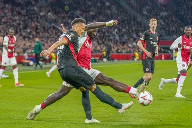 Fussball UEFA Europa League 2024 2025, Achtelfinale - Ajax Amsterdam vs. Eintracht Frankfurt - Johan Cruijff ArenA (Amsterdam, Niederlande): Zweikampf Brian Brobbey (Ajax Amsterdam, 9) mit Tuta (Eintracht Frankfurt, 35) Copyright: xJOERANxSTEINSIEKx