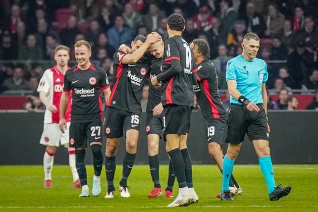 Fussball UEFA Europa League 2024 2025, Achtelfinale - Ajax Amsterdam vs. Eintracht Frankfurt - Johan Cruijff ArenA (Amsterdam, Niederlande): Tor und Torjubel nach dem Ausgleich durch Hugo Larsson (Eintracht Frankfurt, 16) Copyright: xJOERANxSTEINSIEKx