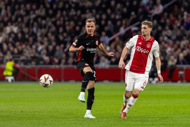 UEFA Europa League: Ajax Amsterdam - Eintracht Frankfurt; 06.03.2025 Mario Götze (Eintracht Frankfurt, 27), Kenneth Taylor (Ajax Amsterdam, 8) UEFA Europa League: Ajax Amsterdam - Eintracht Frankfurt; Johan Cruijff Arena, Amsterdam; 06.03.2025 Copyright: xBEAUTIFULxSPORTS Buriakovx