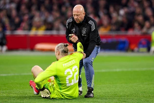 2025-03-06 AFC Ajax v Eintracht Frankfurt - UEFA Europa League 2024 25 Round of 16 First Leg AMSTERDAM, NETHERLANDS - MARCH 6: goalkeeper Remko Pasveer of AFC Ajax in medical treatment due to injury during to the UEFA Europa League 2024 25 Round of 16 First Leg match between AFC Ajax and Eintracht Frankfurt at Johan Cruijff ArenA on March 6, 2025 in Amsterdam, Netherlands. Amsterdam Johan Cruijff ArenA Netherlands Content not available for redistribution in The Netherlands directly or indirectly through any third parties. Copyright: xBenxGalx