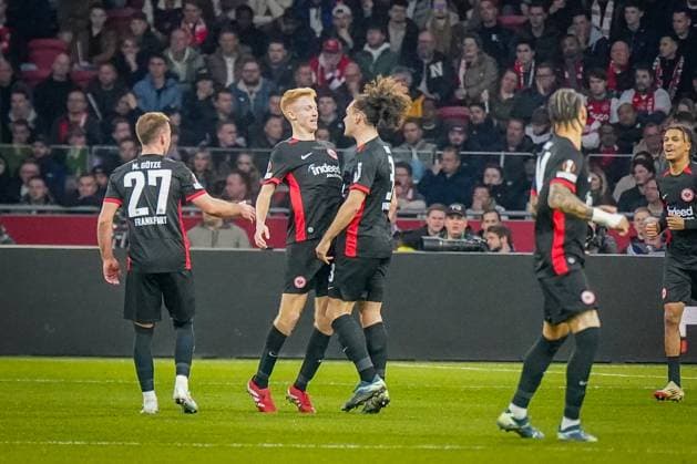 Fussball UEFA Europa League 2024 2025, Achtelfinale - Ajax Amsterdam vs. Eintracht Frankfurt - Johan Cruijff ArenA (Amsterdam, Niederlande): Tor und Torjubel nach dem Ausgleich durch Hugo Larsson (Eintracht Frankfurt, 16) Copyright: xJOERANxSTEINSIEKx