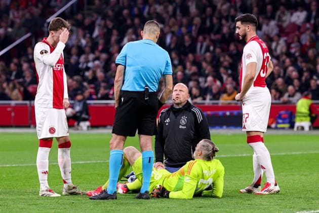 2025-03-06 AFC Ajax v Eintracht Frankfurt - UEFA Europa League 2024 25 Round of 16 First Leg AMSTERDAM, NETHERLANDS - MARCH 6: goalkeeper Remko Pasveer of AFC Ajax in medical treatment due to injury during to the UEFA Europa League 2024 25 Round of 16 First Leg match between AFC Ajax and Eintracht Frankfurt at Johan Cruijff ArenA on March 6, 2025 in Amsterdam, Netherlands. Amsterdam Johan Cruijff ArenA Netherlands Content not available for redistribution in The Netherlands directly or indirectly through any third parties. Copyright: xBenxGalx