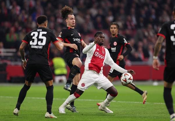 06.03.2025, Fussball UEFA Europa League, AFC Ajax Amsterdam - Eintracht Frankfurt, emonline, emspor, v.l., Arthur Theate (Eintracht Frankfurt), Jorthy Mokio (Ajax Amsterdam) DFL DFB REGULATIONS PROHIBIT ANY USE OF PHOTOGRAPHS AS IMAGE SEQUENCES AND OR QUASI-VIDEO. xdcx Copyright: HMBxMedia Claus