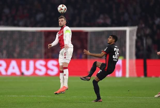 06.03.2025, Fussball UEFA Europa League, AFC Ajax Amsterdam - Eintracht Frankfurt, emonline, emspor, v.l., Jordan Henderson (Ajax Amsterdam), Ansgar Knauff (Eintracht Frankfurt) DFL DFB REGULATIONS PROHIBIT ANY USE OF PHOTOGRAPHS AS IMAGE SEQUENCES AND OR QUASI-VIDEO. xdcx Copyright: HMBxMedia Claus