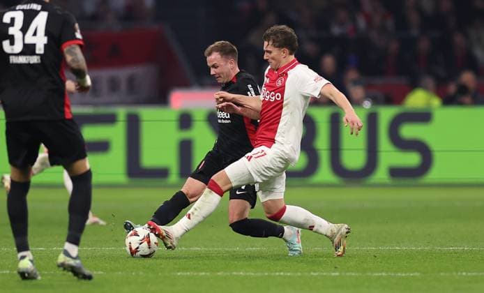 06.03.2025, Fussball UEFA Europa League, AFC Ajax Amsterdam - Eintracht Frankfurt, emonline, emspor, v.l., Mario Götze (Eintracht Frankfurt), Mika Godts (Ajax Amsterdam) DFL DFB REGULATIONS PROHIBIT ANY USE OF PHOTOGRAPHS AS IMAGE SEQUENCES AND OR QUASI-VIDEO. xdcx Copyright: HMBxMedia Claus