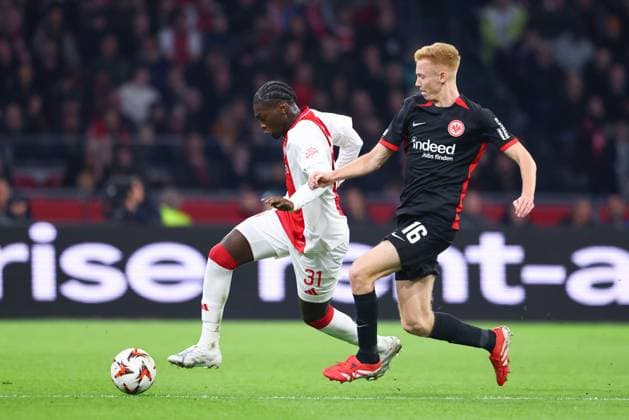 AMSTERDAM, 06-03-2025 , JohanCruyff Arena , UEFA Europa League Football season 2024 2025 , match between Ajax and Eintracht Frankfurt. (L-R) Ajax player Jorthy Mokio, Eintracht Frankfurt player Hugo Larsson Ajax - Eintracht Frankfurt  x28190738x Copyright: